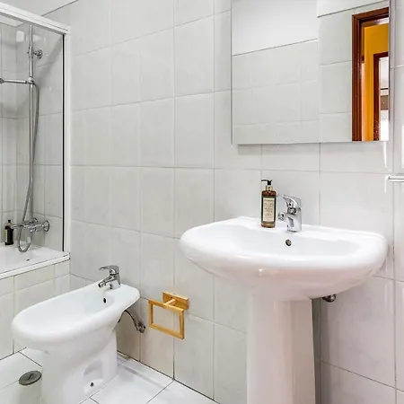 1br Infante Flat In By Lovelystay דירה *
